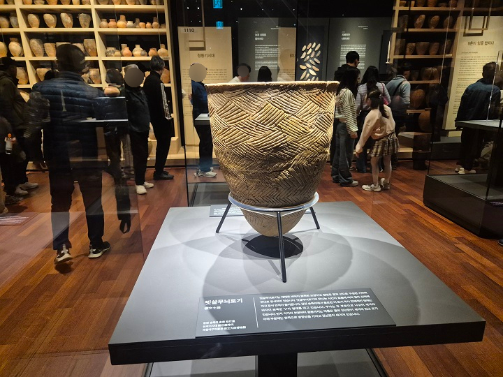 신라역사관 내 빗살무늬토기.