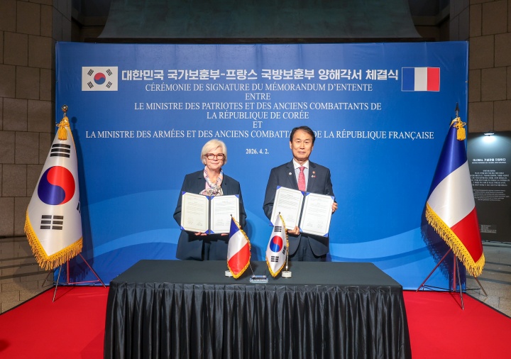 권오을 국가보훈부 장관이 2일 오후 서울시 용산구 전쟁기념관에서 열린 대한민국 국가보훈부-프랑스 국방보훈부   양해각서 체결식에 참석하여 카트린 보트랭 프랑스 국방보훈부 장관과 함께 협약서에 서명후 기념촬영을 하고 있다.(사진=국가보훈부 제공)