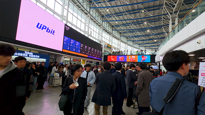 (사진01 - 서울역 or 공연전 지나가는 사람들)