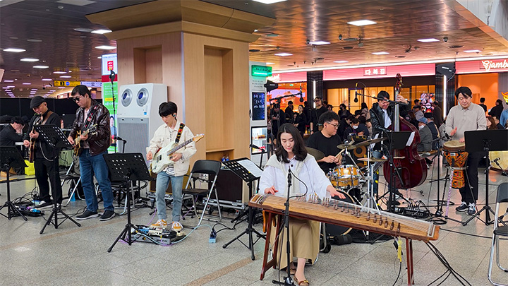 (사진05 - 밴드 공연장면)