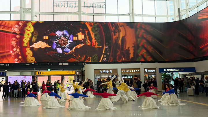 (사진11 - 미디어아트와 함께)