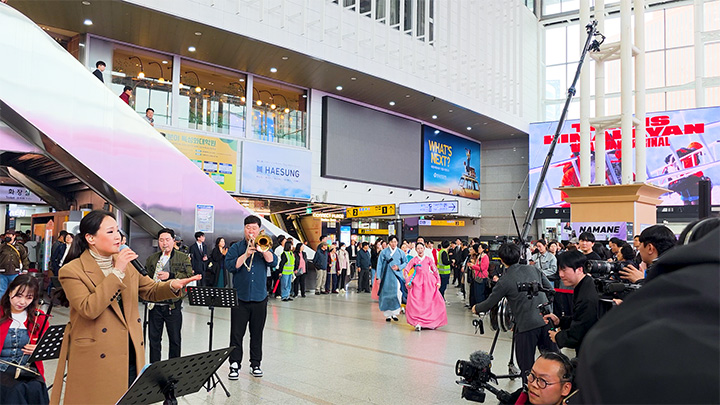 (사진12 - 내려오는 국악인들)