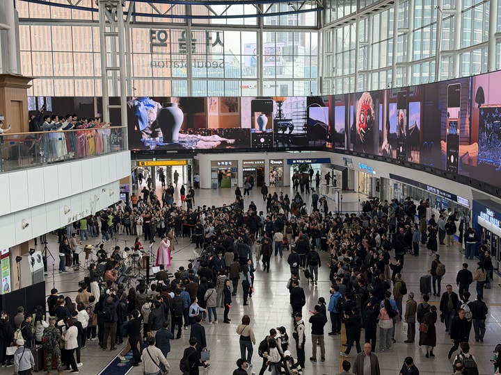 광고판과 어우러진 전통 공연