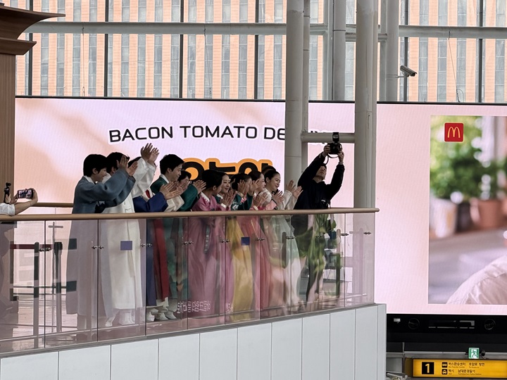 공연을 즐기는 공연단의 모습