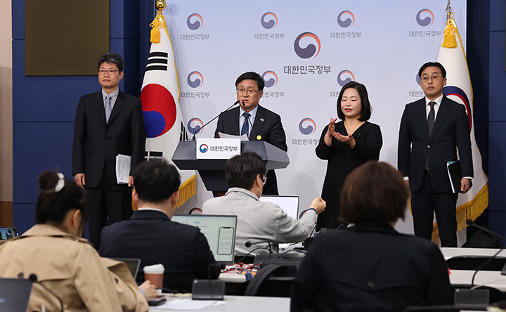 김성환 기후에너지환경부 장관이 6일 서울 종로구 정부서울청사에서 에너지 대전환 추진 계획 브리핑을 하고 있다. 2026.4.6 (ⓒ뉴스1, 무단 전재-재배포 금지)