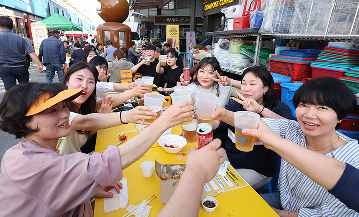 광주 서구 양동전통시장에서 제2회 양동통맥축제가 19일 개막해 많은 시민들이 맥주와 치킨을 즐기고 있다. 2024.4.19 (ⓒ뉴스1, 무단 전재-재배포 금지)