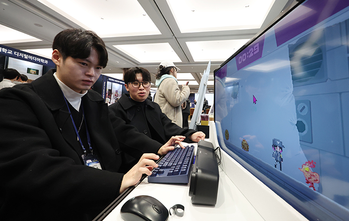 30일 오전 서울 강남구 코엑스에서 열린 긱스 2024에 참가한 동서울대학교 게임콘텐츠학과 학생들이 직접 만든 게임을 시연하고 있다. 사진은 기사와 직접 관련 없음. 2024.11.30 (사진=저작권자(c) 연합뉴스, 무단 전재-재배포 금지)