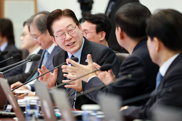 이재명 대통령이 6일 청와대에서 열린 국무회의 겸 비상경제점검회의에서 구윤철 부총리 겸 재정경제부 장관과 대화하고 있다.(사진=저작권자(c) 연합뉴스, 무단 전재-재배포 금지)