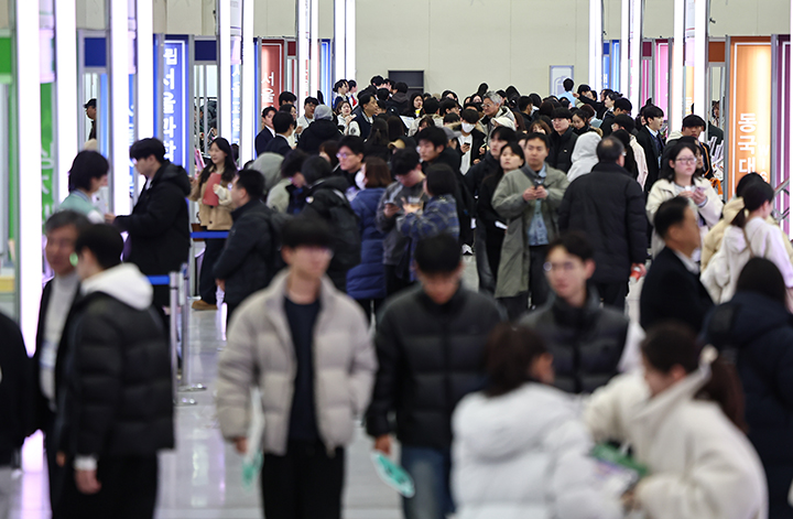서울 강남구 코엑스에서 열린 2026학년도 정시 대학입학정보박람회에서 학생과 학부모들이 대학교 상담 부스를 둘러보고 있다. 2025.12.18 (ⓒ뉴스1, 무단 전재-재배포 금지)