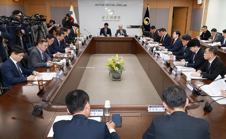 이억원 금융위원장이 7일 오후 서울 종로구 정부서울청사에서 석유화학, 정유업계 및 정책·민간금융기관과 개최한 '중동상황 피해업종 산업-금융권 간담회'에서 원유 수급의 영향을 직접적으로 받는 석유화학 및 정유업계의 상황을 점검하고 현장애로를 청취하여 대응방향을 모색했다.(사진=금융위원회 제공)