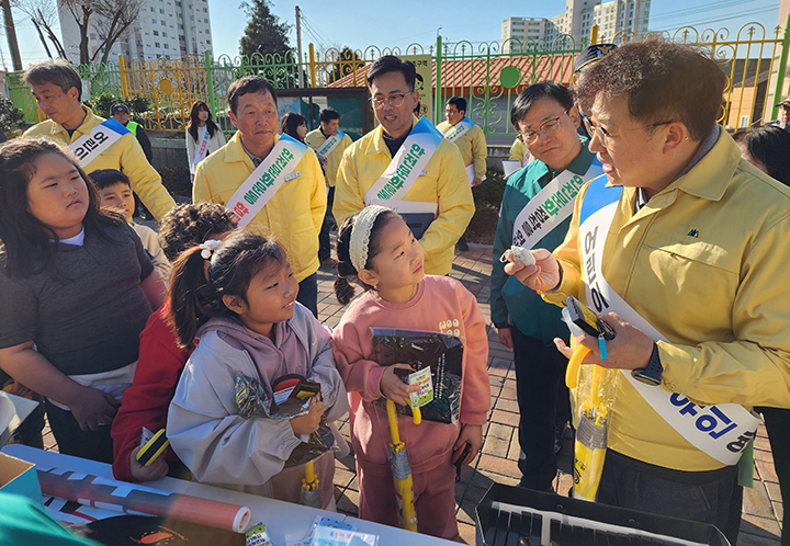 김용균 행정안전부 안전예방정책실장이 5일 전남 나주시 영산포초등학교에서 등하굣길 안전 캠페인을 진행하고 학생들에게 어린이 약취·유인 예방 리플릿과 안전물품을 전달하고 있다. 2025.12.5 (ⓒ뉴스1, 무단 전재-재배포 금지)