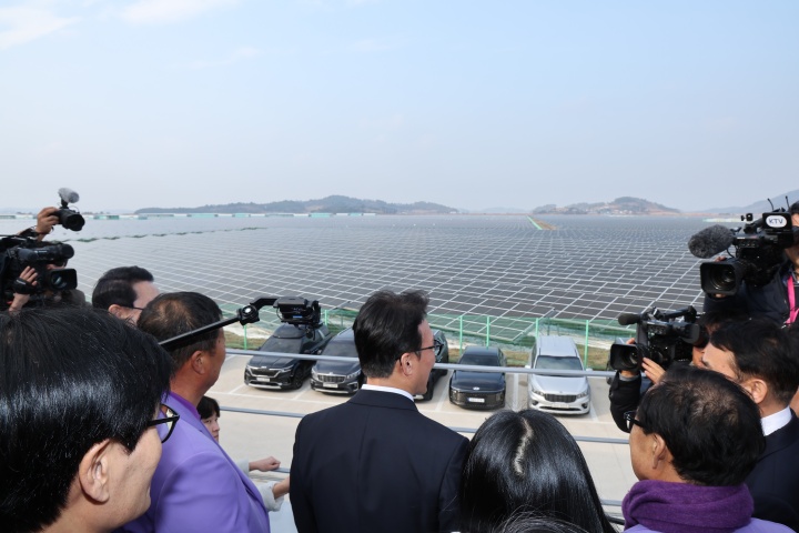 김민석 국무총리가 29일 전라남도 신안군 주민참여 태양광 현장인 안좌스마트팜앤쏠라시티를 방문, 발전 현장을 둘러보고 있다. 2025.12.29 (사진=저작권자(c) 연합뉴스, 무단 전재-재배포 금지)
