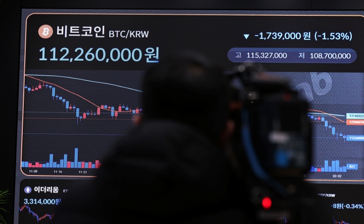 4일 오전 서울 서초구 빗썸라운지 강남본점 현황판에 비트코인과 이더리움 등 암호화폐(가상화폐) 거래 가격이 표시되고 있다. 2026.2.4 (ⓒ뉴스1, 무단 전재-재배포 금지)