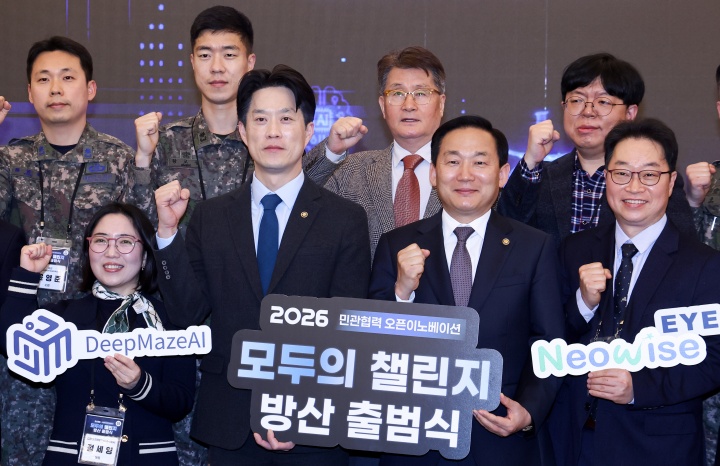 노용석 중소벤처기업부 제1차관(앞줄 왼쪽 두 번째), 이두희 국방부 차관(앞줄 왼쪽 세 번째)을 비롯한 참석자들이 8일 오후 서울 용산구 피스앤파크 컨벤션에서 열린 '모두의 챌린지 방산 출범식'에서 기념촬영을 하고 있다.(ⓒ뉴스1, 무단 전재-재배포 금지)