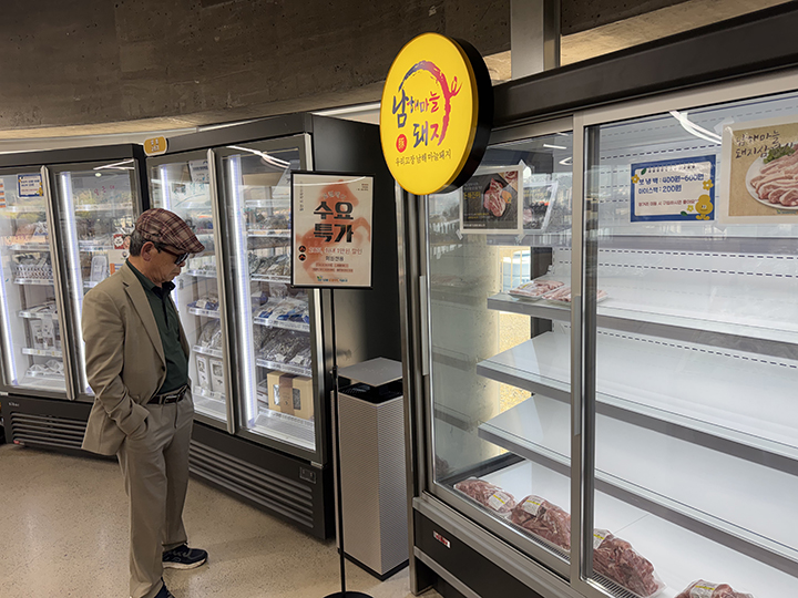 남해로컬푸드 직매장 정육코너 진열대의 상품이 높은 수요로 인해 대부분 소진됐다. 2026.4.8 (사진=정책브리핑)