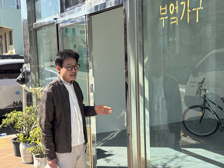 최상록 이장이 '뽀빠이 정거장' 1호 상회 앞에서 사업 취지를 설명하고 있다. 2026.4.7 (사진=정책브리핑)