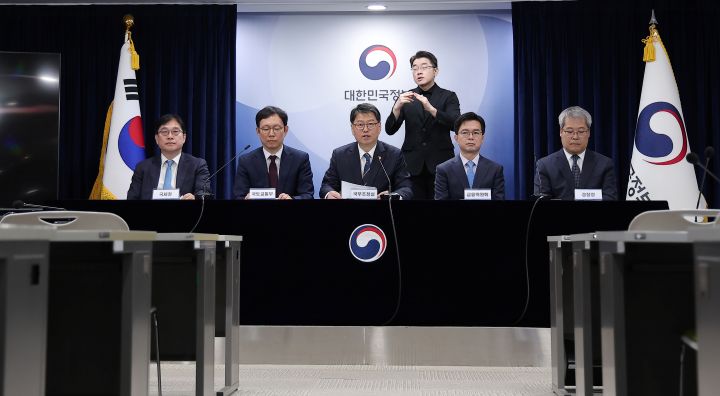 김용수 국무조정실 국무2차장(가운데)이 지난해 10월30일 서울 종로구 정부서울청사에서 열린 부동산 불법행위 대응 관계 부처 합동 브리핑에서 부동산 불법행위 대응 경과 및 향후 계획 등을 발표하고 있다. 2025.10.30. (ⓒ뉴스1, 무단 전재-재배포 금지)