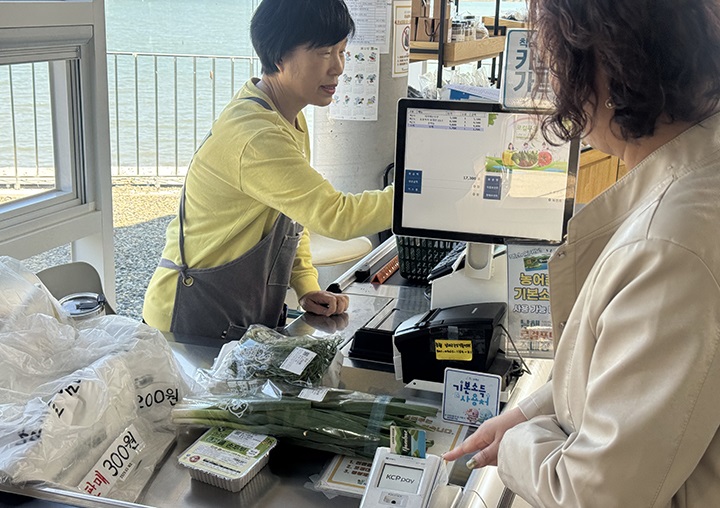 남해로컬푸드 직매장을 찾은 주민이 기본소득 카드로 로컬푸드를 구매하고 있다 2026.4.7 (사진=정책브리핑)