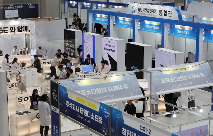 서울 강서구 코엑스 마곡 컨벤션센터에서 열린 '제1회 산업 AI 엑스포'에서 방문객들이 부스를 둘러보고 있다. '인공지능(AI)과 산업의 융합, 새로운 산업혁명을 이끌다'를 주제로 열리는 이번 행사는 엔비디아, 마이크로소프트(MS) 등 글로벌 빅테크와 HD현대, LG CNS 등 100여개 기업이 참가했다.  2025.9.3. (ⓒ뉴스1, 무단 전재-재배포 금지)