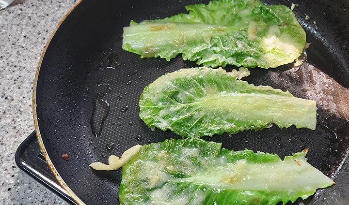 비빔밥에 쓰고 남은 봄동은 배추전으로 부쳤다. (본인촬영)