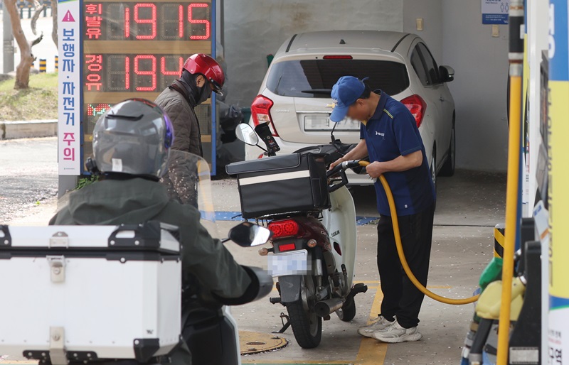 3차 석유 최고가격제 시행 첫날인 10일 부산 해운대구 한 주유소에서 시민이 주유하고 있다. 2026.4.10(사진=저작권자(c) 연합뉴스, 무단 전재-재배포 금지)