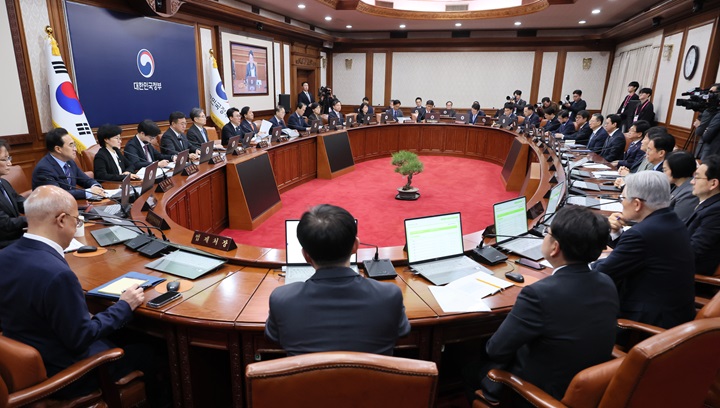 김민석 국무총리가 11일 서울 종로구 정부서울청사에서 열린 임시국무회의를 주재하고 있다. 2026.4.11(사진=저작권자(c) 연합뉴스, 무단 전재-재배포 금지)