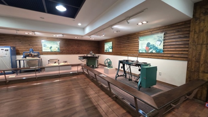 시각장애인을 위한 교구와 인쇄 기기들을 볼 수 있다. 본인 촬영