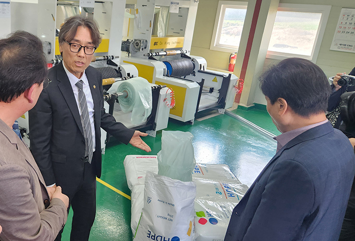 금한승 기후에너지환경부 제1차관이 경기 화성시 소재 종량제봉투 제작업체 한국장애인협회 일자리센터를 방문해 재생원료를 이용해 만든 종량제봉투의 품질을 점검하고 있다. 2026.4.6 (ⓒ뉴스1, 무단 전재-재배포 금지)