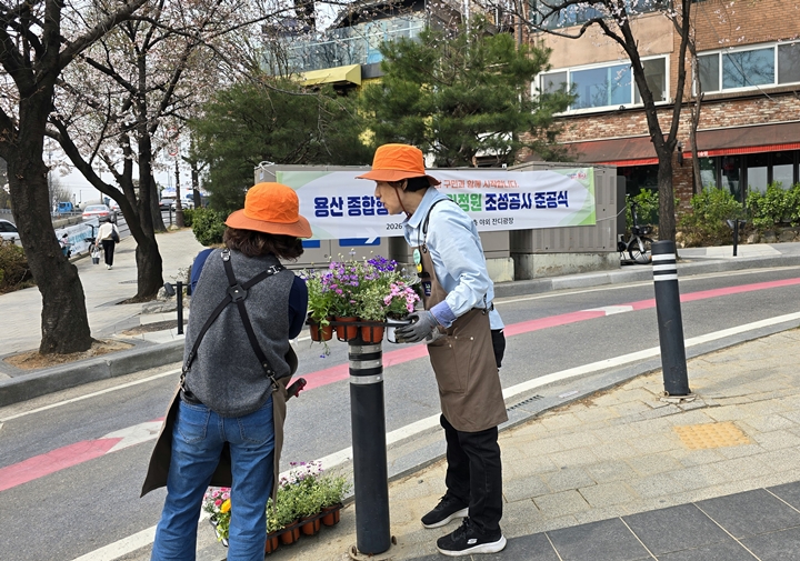 꽃가꾸기에 여념이 없는 사람들. <본인촬영>