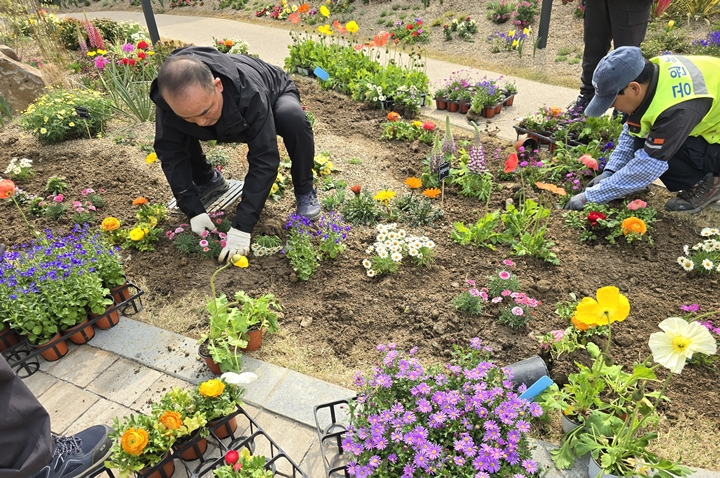 내나무가꾸기를 비롯해 구청 정원 가꾸는 행사도 함께 했다. <본인촬영>