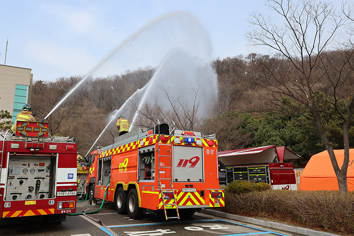 인천 중구 월미산 인근에서 소방관 등 관계자들이 봄철 유관기관 합동 산불 진압훈련을 하고 있다. 2026.3.30 (사진=저작권자(c) 연합뉴스, 무단 전재-재배포 금지)