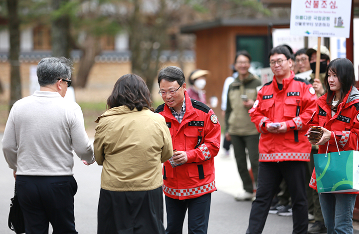 박은식 산림청장이 충북 보은군 속리산국립공원에서 상춘객들을 대상으로 산불 예방 캠페인을 하고 있다. 2026.4.12 (ⓒ뉴스1, 무단 전재-재배포 금지)