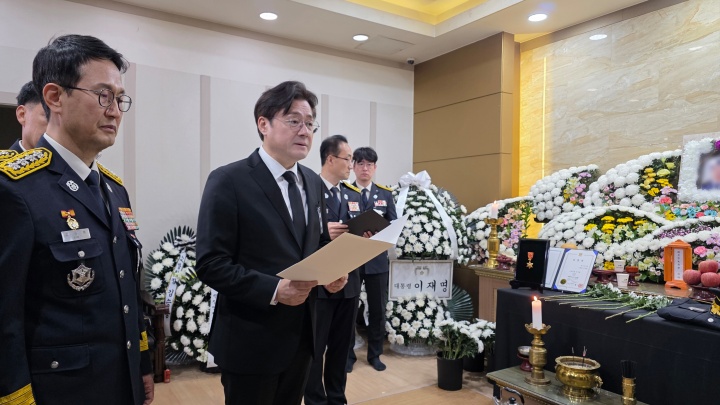 13일 전남 완도군에 마련된 순직 소방관 빈소에서 홍익표 청와대 정무수석이 화마 속에서 숭고한 희생을 한 고인들을 기리는 이재명 대통령의 조전을 낭독하며 애도를 표하고 있다.(사진=소방청)