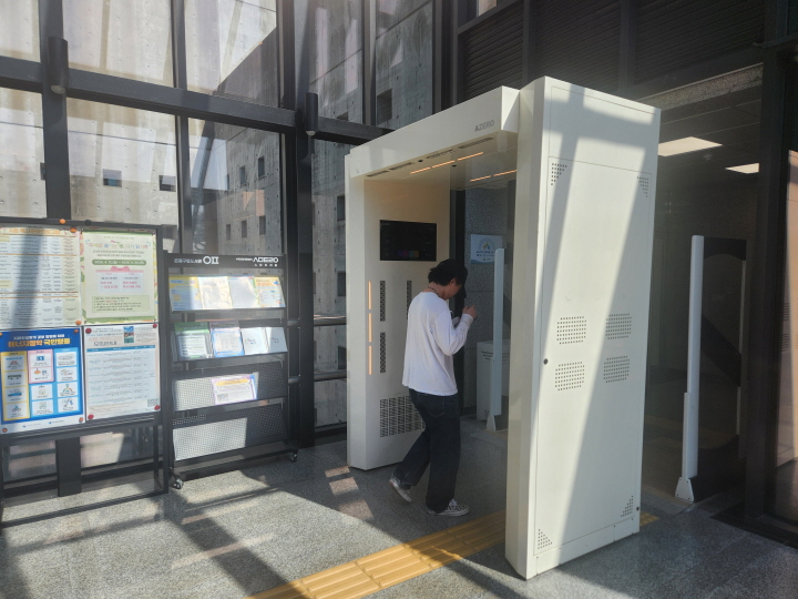 은평구립도서관 출입문을 지나 실내로 들어가는 입구에 공기살균장치가 작동한다. (본인 촬영)
