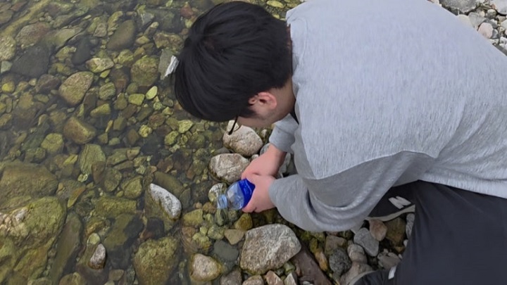 지난 번에 잡은 미꾸라지를 개울에 풀어 주고 있다. 본인 촬영