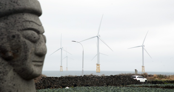 6일 오후 제주시 한림읍 해안도로에서 바라본 한림해상풍력발전기의 모습이다.이재명 정부는 이날 재생에너지 중심으로 전력 체계를 전면 전환하고 산업&middot;수송&middot;난방 전반의 탈탄소화를 추진하는 에너지 대전환 계획을 내놨다. 2026.4.6 (ⓒ뉴스1, 무단 전재-재배포 금지)