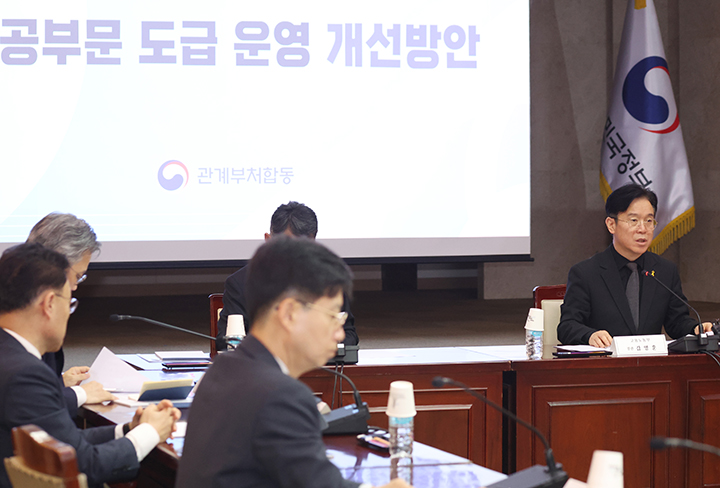 김영훈 고용노동부 장관이 서울 종로구 세종대로 정부서울청사에서 열린 노동안전 관계장관회의에서 공공부문 도급 운영 개선방안에 대해 모두 발언을 하고 있다. 2026.4.16 (ⓒ뉴스1, 무단 전재-재배포 금지)