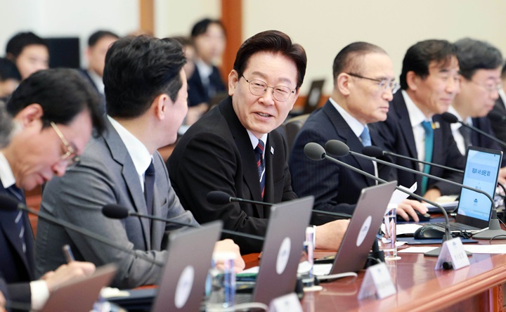 이재명 대통령이 16일 청와대에서 열린 수석보좌관회의에서 전략경제협력 특사 자격으로 중앙아시아와 중동 지역 방문을 마친 강훈식 비서실장을 격려하고 있다. 2026.4.16(사진=저작권자(c) 연합뉴스, 무단 전재-재배포 금지)
