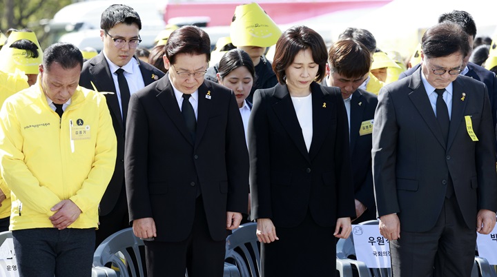 이재명 대통령과 김혜경 여사가 16일 경기도 안산 화랑유원지에서 열린 세월호 참사 12주기 기억식에서 묵념하고 있다. 2026.4.16(사진=저작권자(c) 연합뉴스, 무단 전재-재배포 금지)