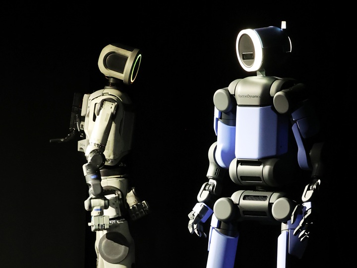 세계 최대 가전&middot;정보기술(IT) 전시회 'CES 2026' 개막을 하루 앞둔 지난 1월 5일(현지시간) 미국 네바다주 라스베이거스 만달레이베이에서 열린 현대차그룹 프레스 컨퍼런스에서 차세대 전동식 아틀라스 시제품(왼쪽)과 아틀라스 개발형 모델이 무대에 공개돼 있다.(사진=저작권자(c) 연합뉴스, 무단 전재-재배포 금지)