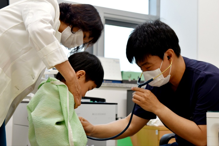 2일 오전 전남 곡성보건의료원에 마련된 소아과 진료실에서 아이들이 진료를 받고 있다. 2025.5.2 (ⓒ뉴스1, 무단 전재-재배포 금지)