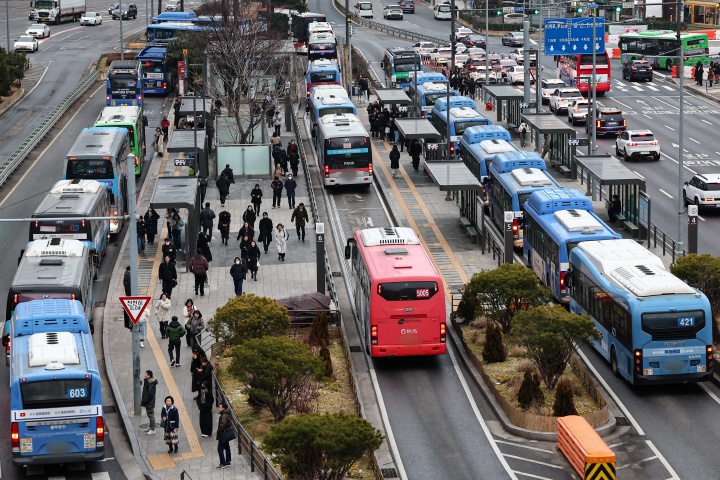 서울역 버스환승센터에 시내 버스가 오가고 있다. 2026.1.15. (ⓒ뉴스1, 무단 전재-재배포 금지)
