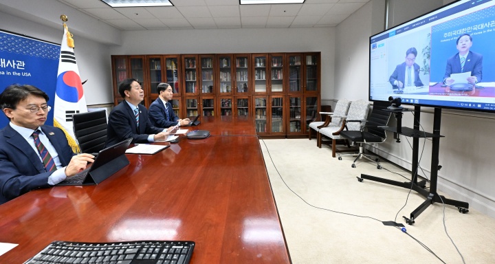 구윤철 부총리 겸 재정경제부 장관이 16일(현지시간) 미국 워싱턴D.C 주미국대한민국대사관에서 워싱턴-서울 간 영상으로 비상경제본부회의를 주재하고 있다.(ⓒ뉴스1, 재정경제부 제공, 무단 전재-재배포 금지)