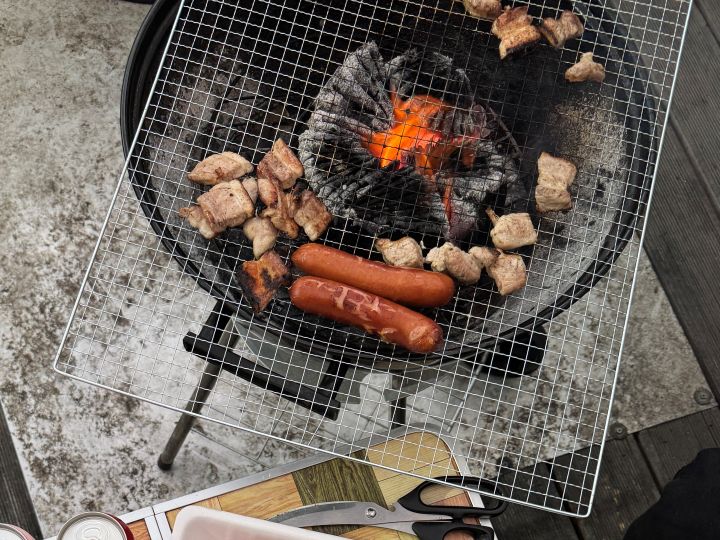 펜션 여행의 꽃은 BBQ가 아닐까? 든든하게 배까지 채우니 비로소 여행이 완성된 것 같았다.