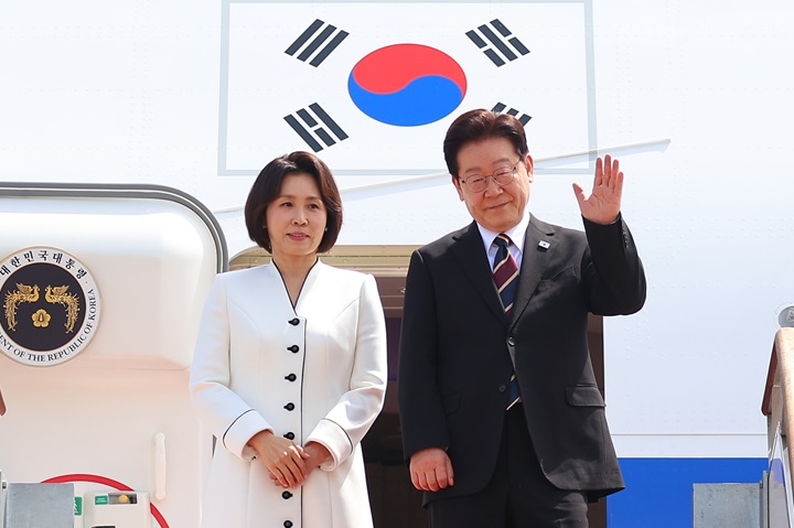 인도·베트남을 국빈 방문하는 이재명 대통령과 김혜경 여사가 19일 성남 서울공항 공군 1호기에서 환송객에게 인사하고 있다. 2026.4.19(사진=저작권자(c) 연합뉴스, 무단 전재-재배포 금지)