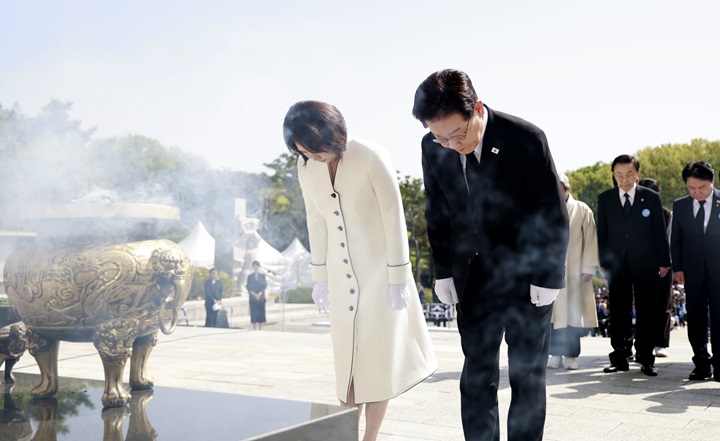 이재명 대통령과 김혜경 여사가 19일 서울 강북구 수유동 국립4·19민주묘지에서 열린 제66주년 4·19혁명 기념식에서 기념탑에 헌화 후 묵념하고 있다. 2026.4.19(ⓒ뉴스1, 무단 전재-재배포 금지)