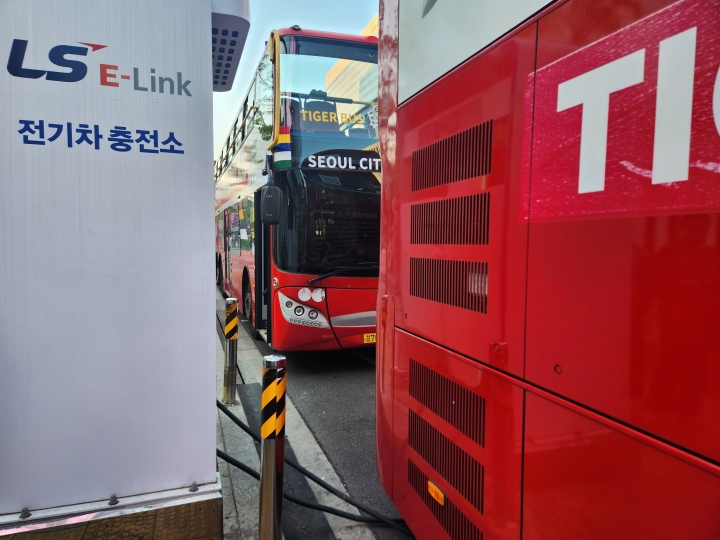 도심에서 전기버스가 충전시설에서 전력을 공급받는 모습을 볼 수 있다. (본인 촬영)