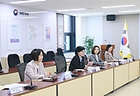 원민경 성평등가족부 장관이 15일 오전 정부서울청사에서 '해바라기센터 지원 강화 간담회'에 참석해 가정폭력과 성폭력 등 피해자 지원체계 개선 방안에 관해 논의하고 있다. 2026.4.15 (ⓒ뉴스1, 무단 전재-재배포 금지)