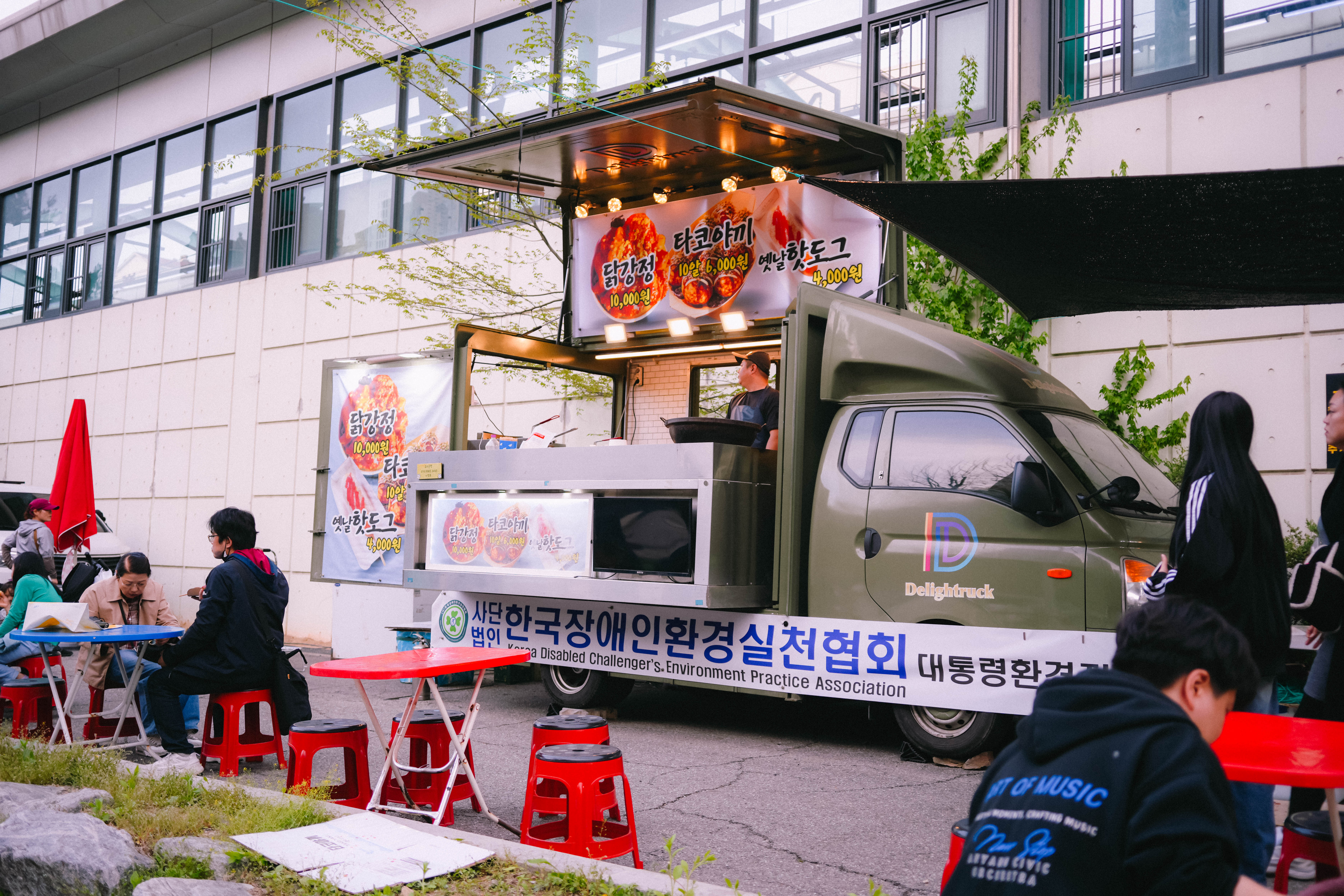 축제 현장에 다양한 먹거리 부스들이 많다