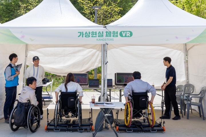 좋은 반응을 이끌어냈던 VR 휠체어 체험 (본인 촬영)